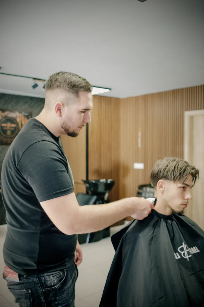 Gyerek hajvágás a zuglói Blades & Barrel szalonban
