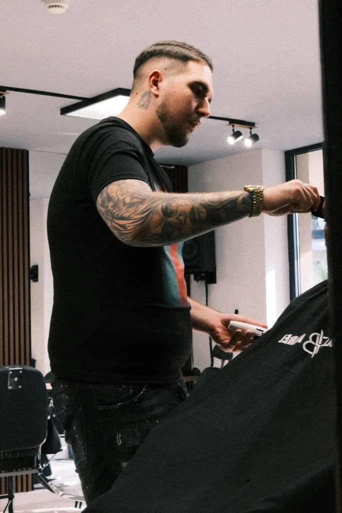 Barbermunka a Blades & Barrel zuglói szalonjában
