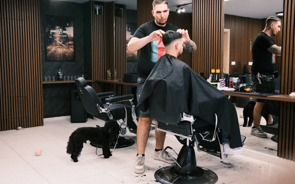 A Blades & Barrel barber shop belső tere Zuglóban