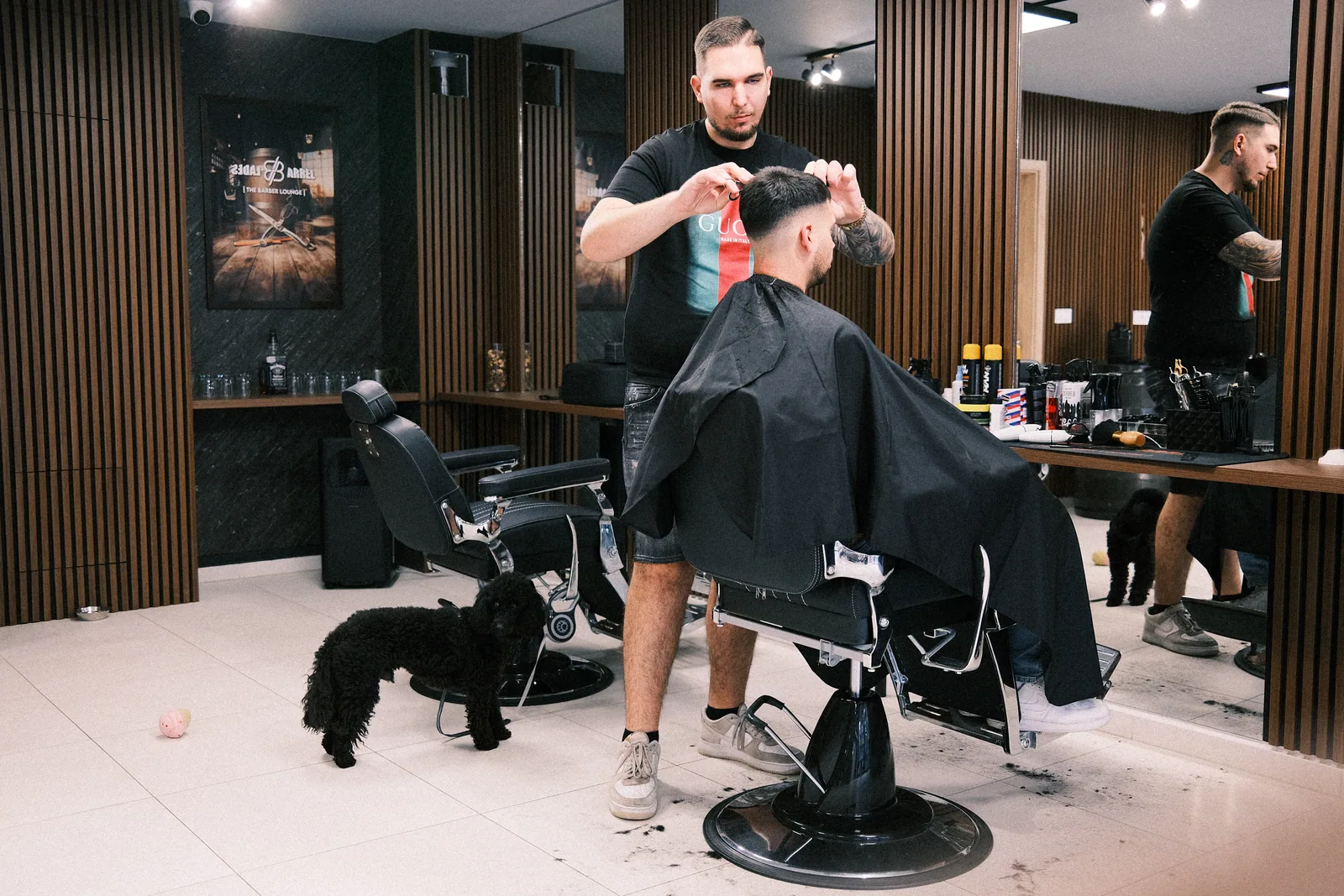 A Blades & Barrel barbershop belső tere Zuglóban