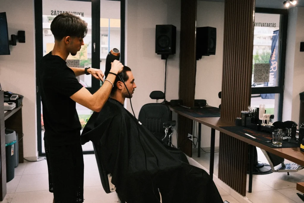 Férfi hajvágás munka közben – Blades & Barrel, Budapest-Zugló