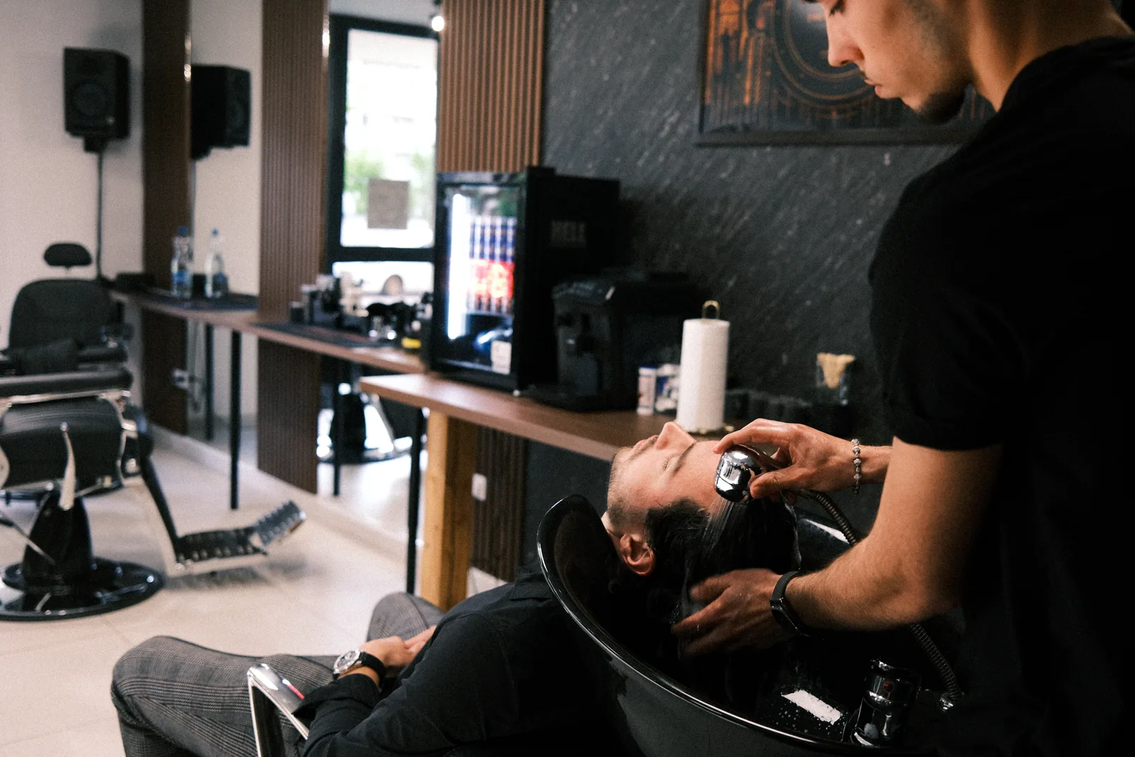 Hajmosás és fejbőrmasszázs a Blades & Barrel barbershopban, Zuglóban