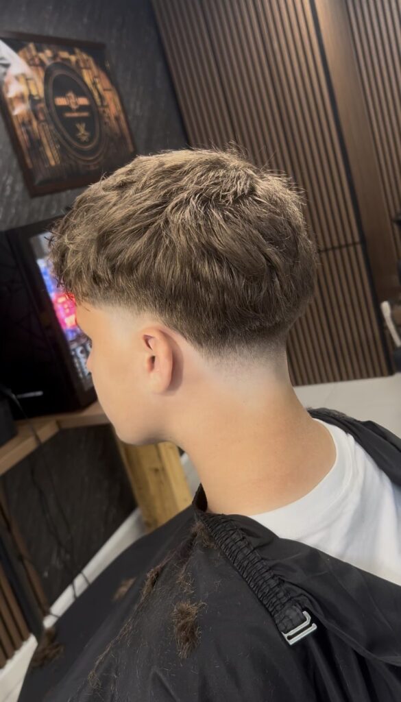 Low fade texturált tetővel – Blades & Barrel, Zugló