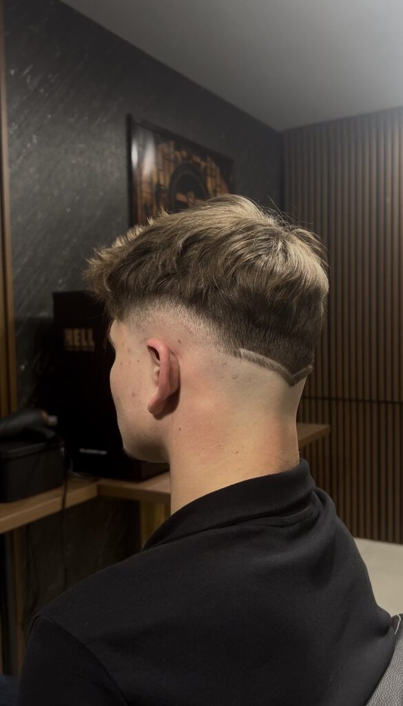 Mid fade vonaldíszítéssel – Blades & Barrel barber, Budapest