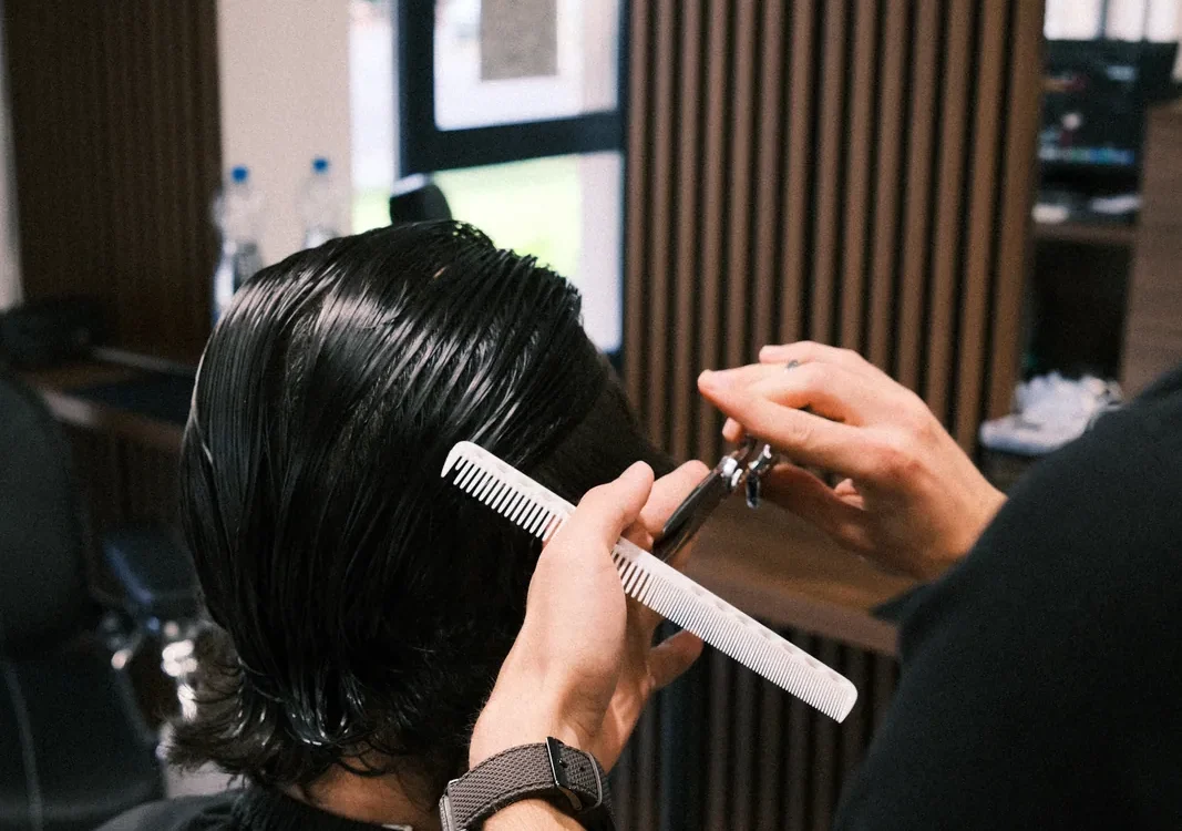Olló-fésű technika a tetőn – Blades & Barrel barber, Zugló
