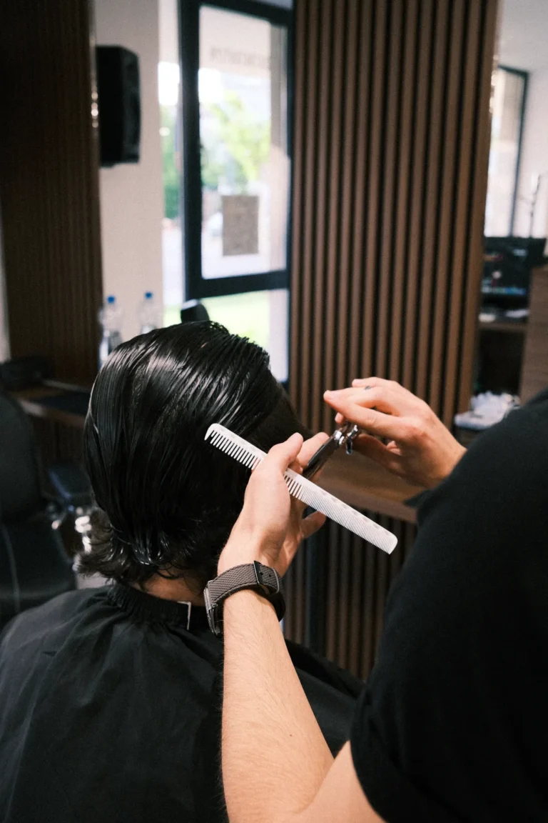 Olló-fésű technika a tetőn – Blades & Barrel barber, Zugló